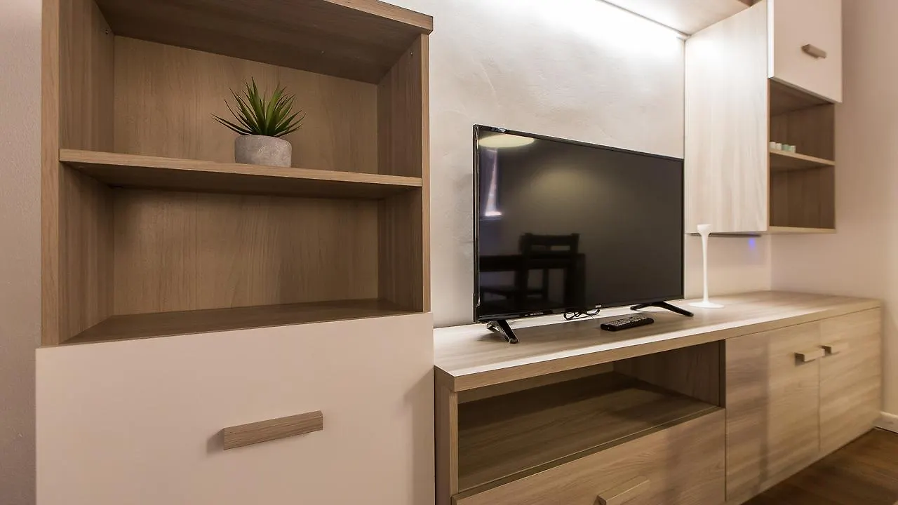 Rental In Rome Pelliccia 0*,